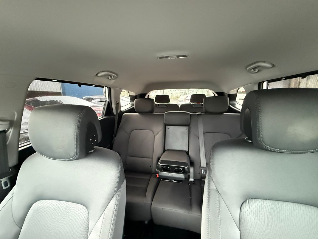 2017 HYUNDAI Santa Fe - Image 4