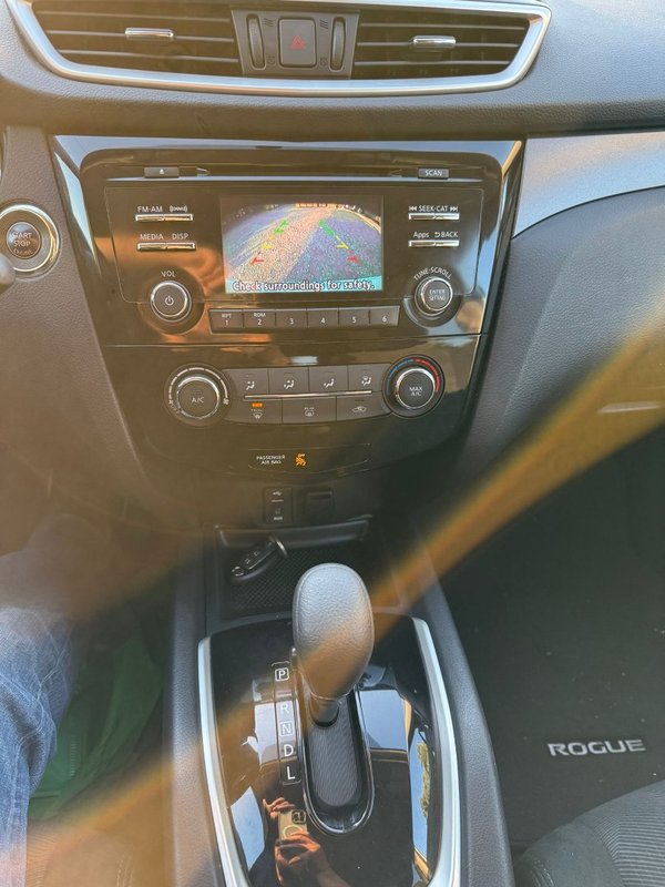 2016 NIssan Rogue - Image 2