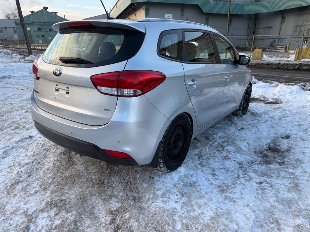 2014 KIA Rondo - Image 4