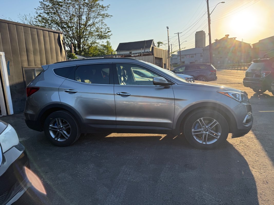 2017 Hyundai Santa fe - Image 4