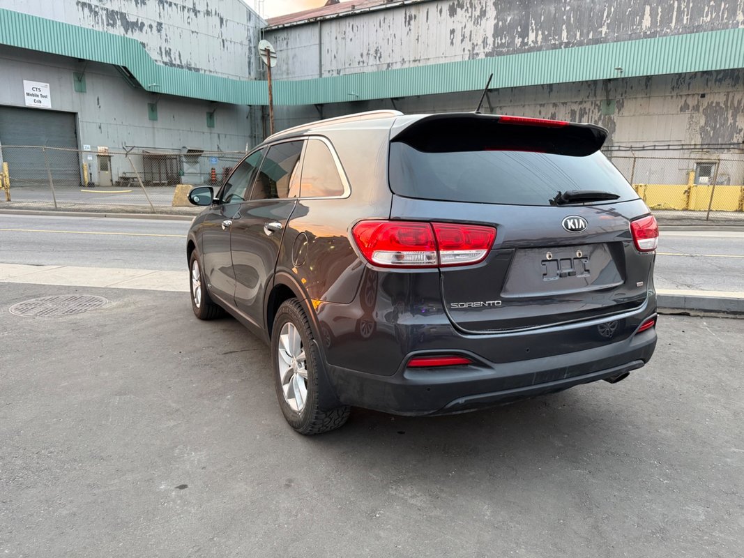 2017 KIA Sorento - Image 5